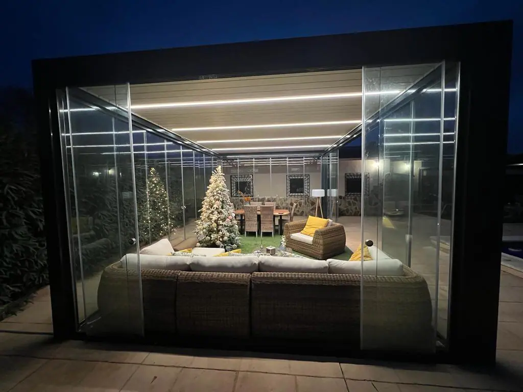 Pergola bioclimatica con cortinas de cristal (1)