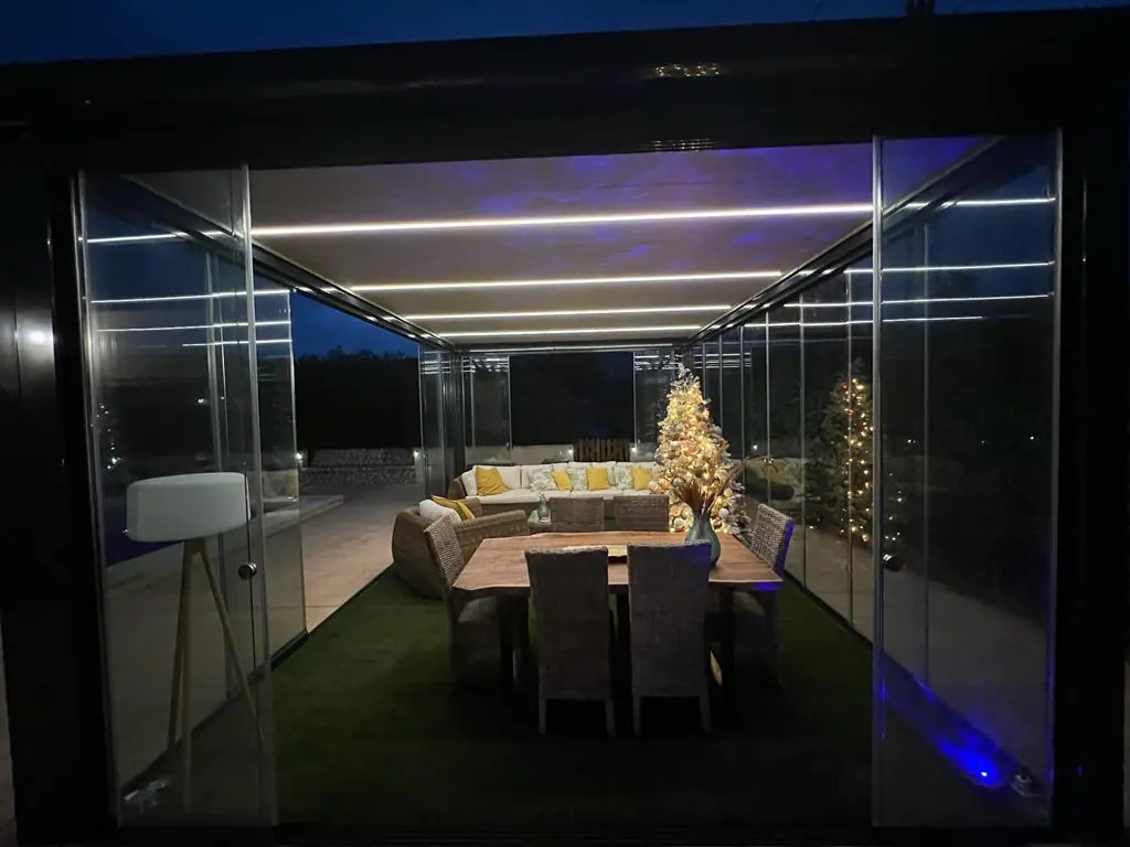 Pergola bioclimatica con cortinas de cristal (1)