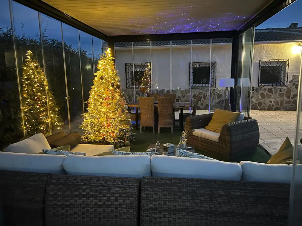 Pergola bioclimatica con cortinas de cristal (1)