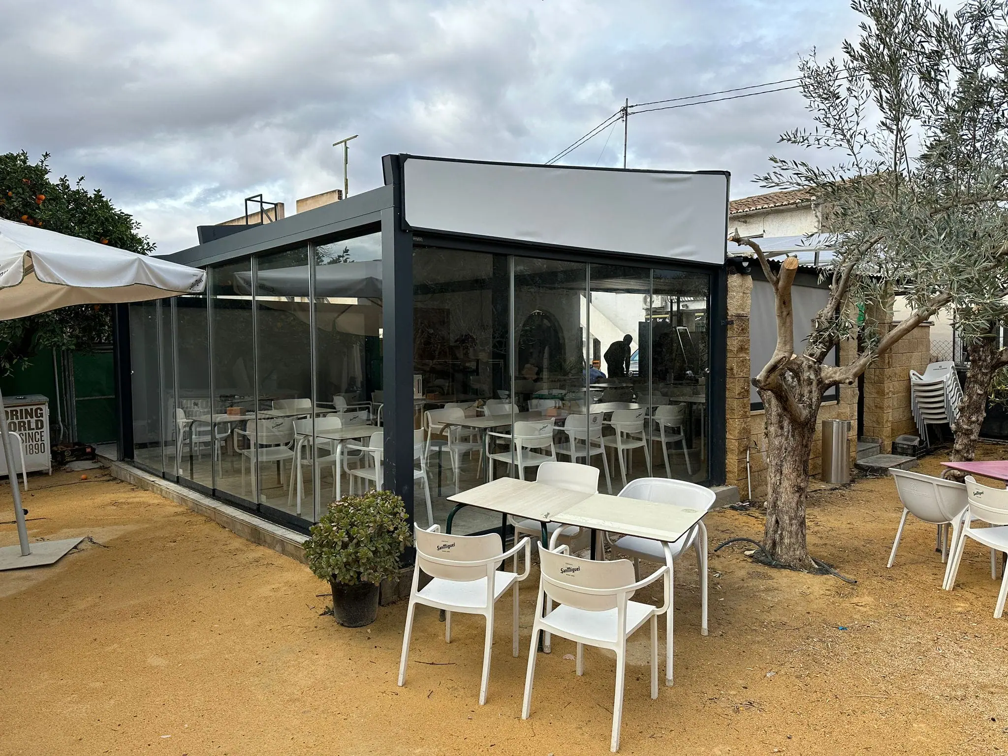 Pérgola retráctil con lona tensada