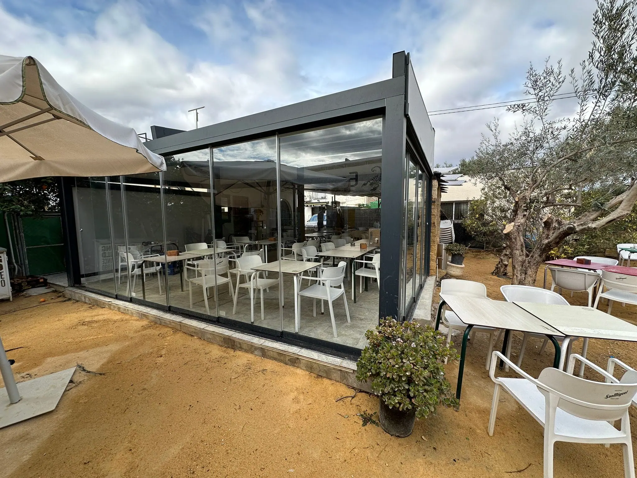 Pérgola retráctil con lona tensada