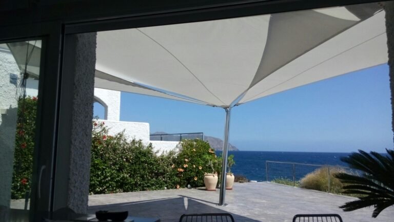 Toldo vela de lona tensada, uno de nuestros productos y servicios