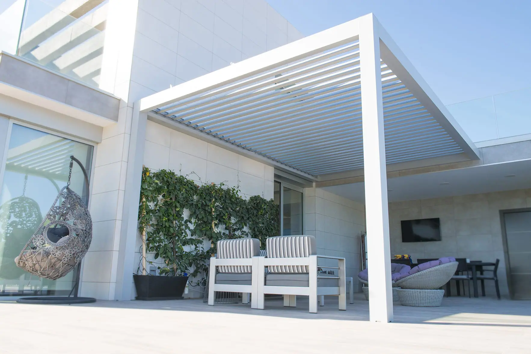 Transformación de Espacios Exteriores con Pérgolas Bioclimáticas de Aluminio en Alicante y Provincia En Tec Tents, estamos especializados en ofrecer soluciones innovadoras para la mejora de espacios exteriores, tanto para particulares como para negocios. Uno de nuestros productos estrella es la pérgola bioclimática con lamas orientables, que se ha convertido en una opción imprescindible para quienes desean aprovechar al máximo su terraza, jardín o patio durante todo el año. ¿Qué Ofrecemos? Nuestras pérgolas bioclimáticas de aluminio combinan diseño moderno, funcionalidad y resistencia. Gracias a las lamas orientables, puedes regular la cantidad de luz solar, ventilación y sombra con total facilidad. Además, nuestras pérgolas están fabricadas con aluminio de alta calidad, lo que garantiza su durabilidad incluso en las condiciones climáticas más exigentes, como en zonas costeras o expuestas al sol directo. ¿Por Qué Elegir una Pérgola Bioclimática Motorizada? Sabemos lo importante que es la comodidad para nuestros clientes. Por eso, ofrecemos pérgolas bioclimáticas motorizadas, que permiten controlar el ángulo de las lamas con un simple mando a distancia. Además, nuestras pérgolas pueden incluir sensores automáticos de viento y lluvia, lo que garantiza protección inmediata frente a cambios climáticos sin que tengas que mover un dedo. Precios Competitivos y Asesoramiento Personalizado En Tec Tents, nos enorgullece ofrecer productos de alta calidad a precios competitivos. Ofrecemos opciones personalizadas para cada cliente, ajustando nuestras pérgolas bioclimáticas a las necesidades y presupuesto de cada proyecto. Desde pérgolas más sencillas hasta aquellas totalmente automatizadas, nos aseguramos de que cada cliente encuentre la mejor solución. ¿Dónde Operamos? Ofrecemos nuestros servicios de venta e instalación de pérgolas bioclimáticas en Alicante y una amplia variedad de localidades de la provincia, incluyendo: Altea, El Campello, San Vicente del Raspeig, San Juan de Alicante, Mutxamel, Elche, Benidorm, Calpe, Jávea y Denia. Si estás buscando transformar tu espacio exterior con una solución funcional y moderna, no dudes en contactarnos. Estamos aquí para asesorarte en cada paso del proceso, desde la selección de la pérgola hasta su instalación completa. 🌐 Visítanos en nuestra web para más información o llámanos al +34 655 067 818. ¡Te ayudaremos a crear el espacio exterior perfecto para tu hogar o negocio!