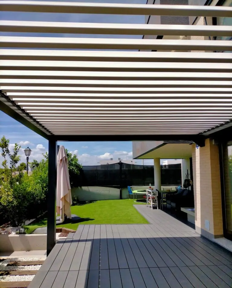 Pérgola bioclimática en terraza