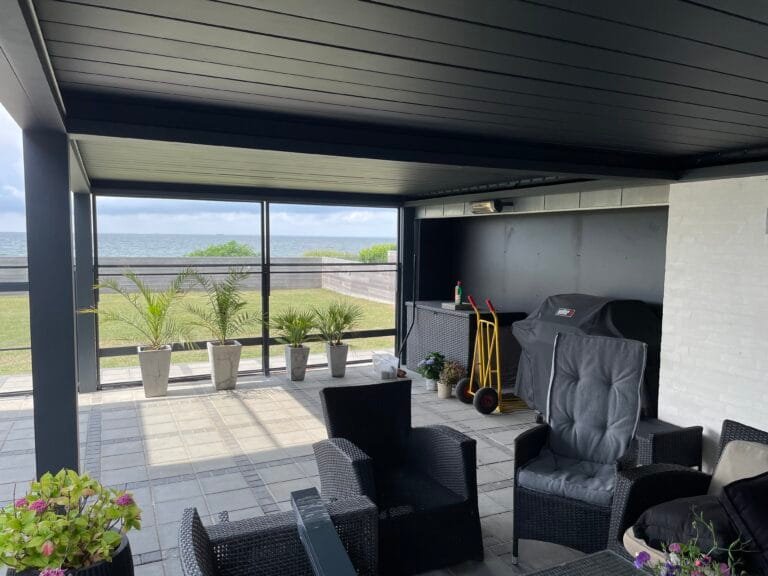 Pérgola bioclimática en funcionamiento